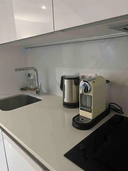 Paris : Studio Avenue Montaigne, Champs-Elysees Apartment