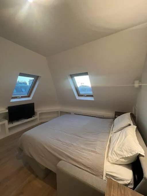 Paris : Studio Avenue Montaigne, Champs-Elysees Apartment
