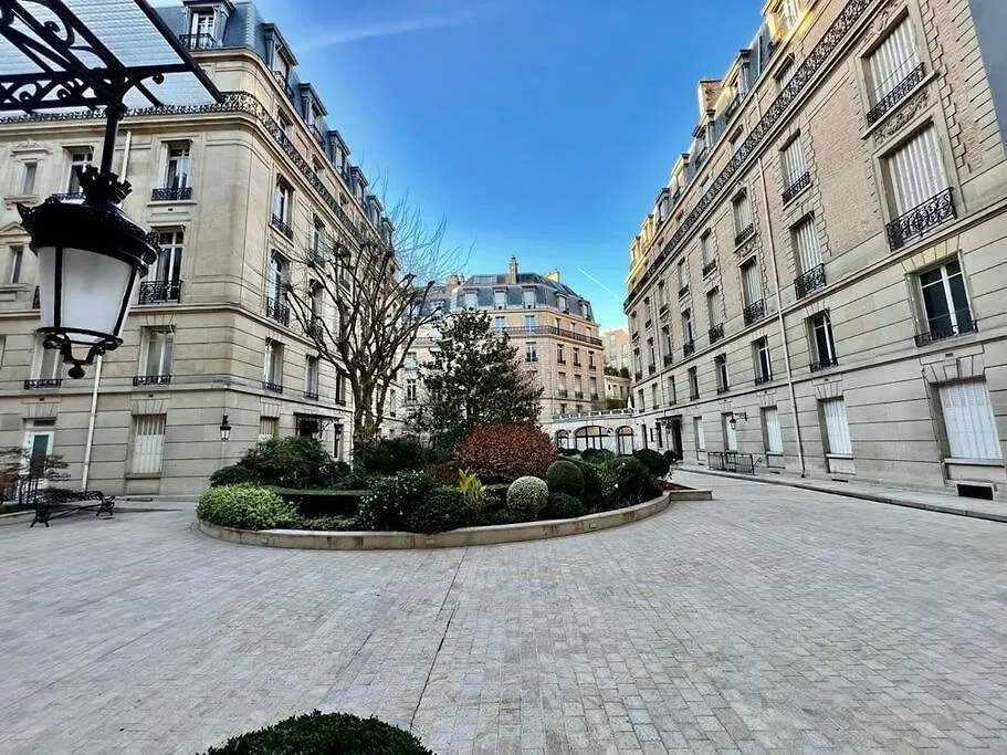 Paris : Studio Avenue Montaigne, Champs-Elysees Apartment