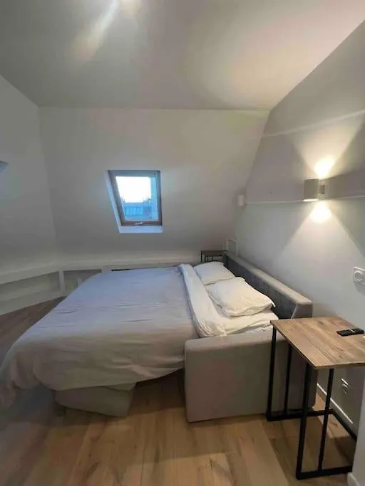 Paris : Studio Avenue Montaigne, Champs-Elysees Apartment
